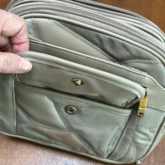 Crossbody 2shoulder bag Leather Patches-tons of sections. Vinyl & gold trim. - Picture 10 of 13